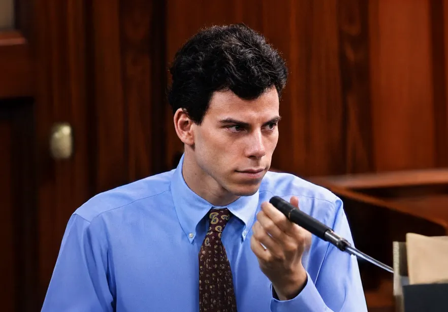 Durante o julgamento, Erik Menendez sempre afastava o microfone e isso levantou suspeitas